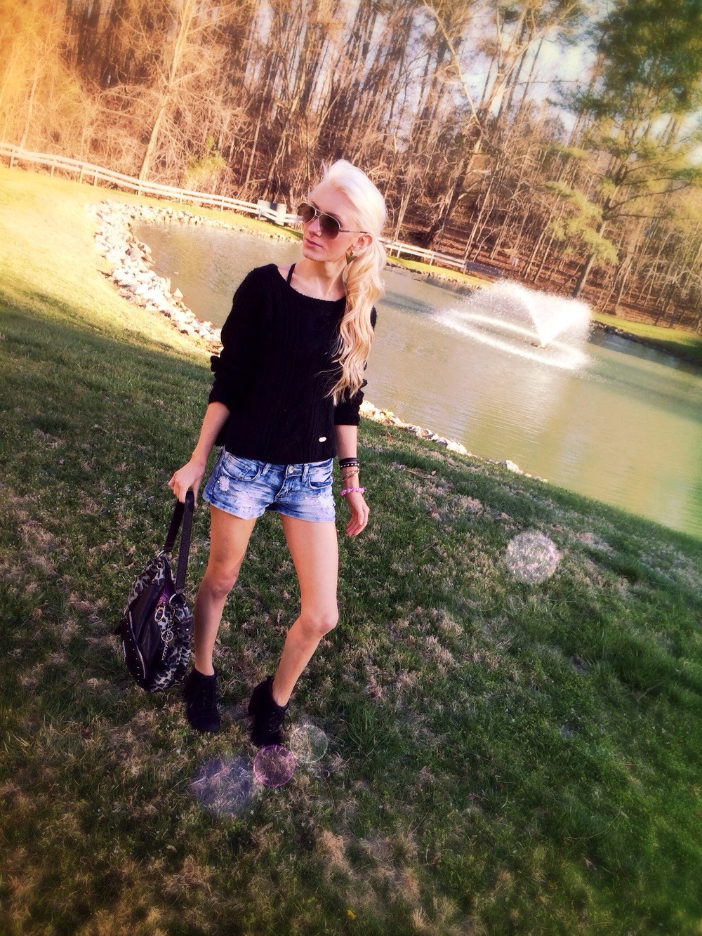 fashion and lifestyle blogger Jessica Linn on a trip in Williamsburg VA. Jessica is wearing a black knit sweater from Forever21 and denim shorts from Papaya, black booties, and a Cathy Van Zealand purse.