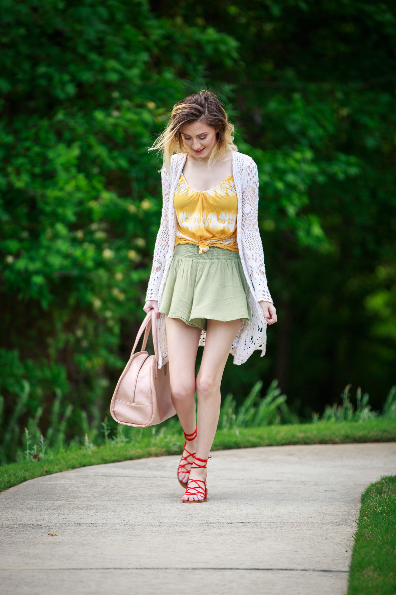 Fashion blogger Jessica Linn from Linn Style wearing Forever21 shorts an H and M tank top tied at the waist, and white knit cardigan, Forever21 scrappy sandals, and carrying a faux leather Matt and Nat purse.