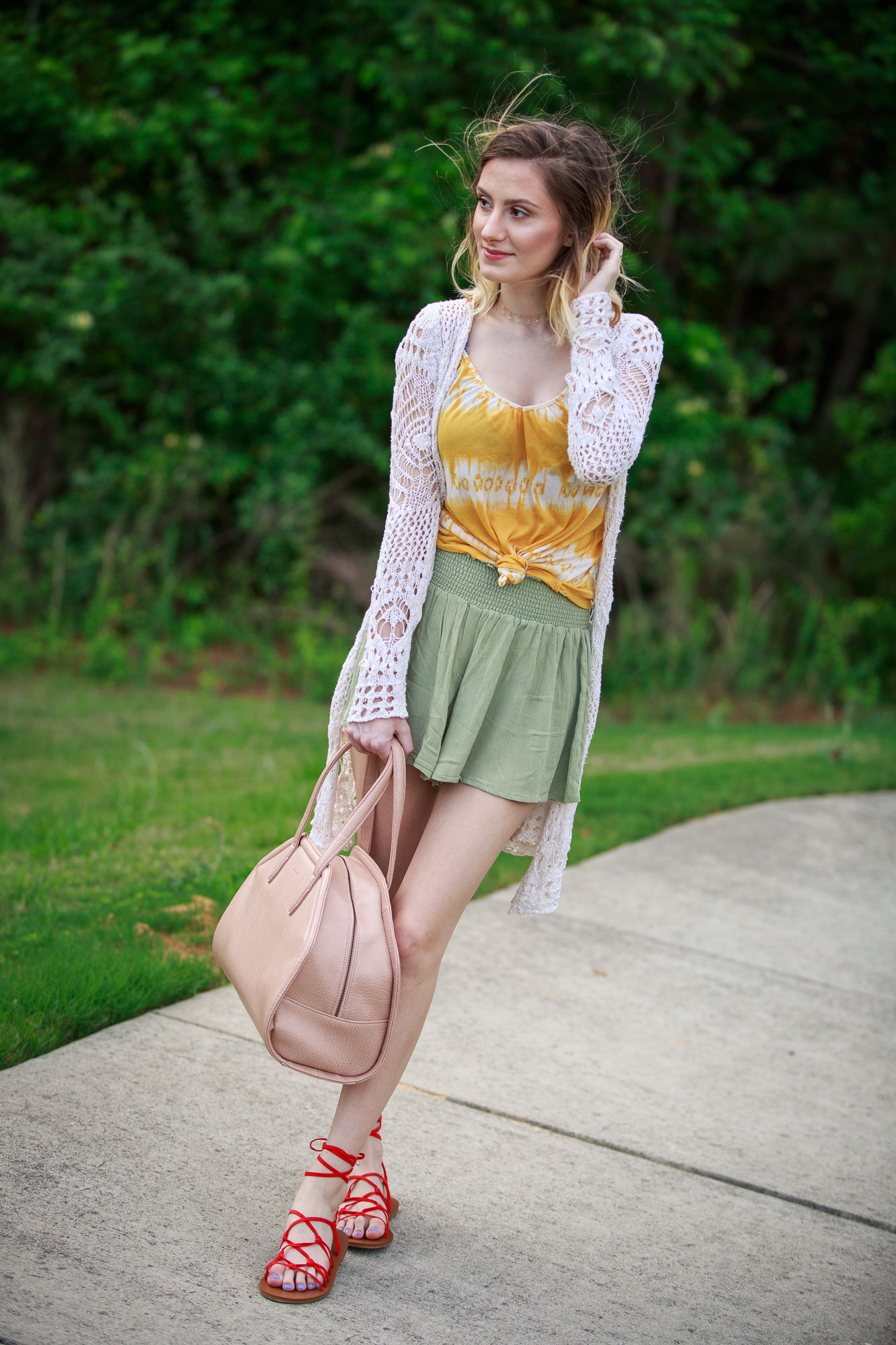 Fashion blogger Jessica Linn from Linn Style wearing Forever21 shorts an H and M tank top tied at the waist, and white knit cardigan, Forever21 scrappy sandals, and carrying a faux leather Matt and Nat purse.