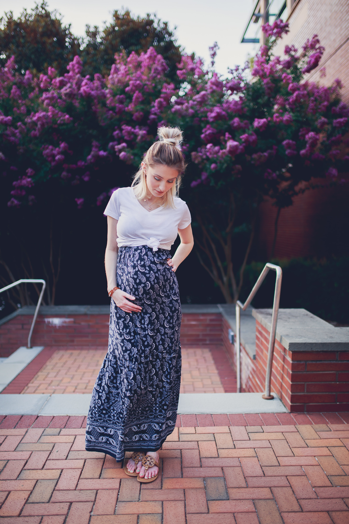 Fashion, lifestyle, and beauty blogger / blogger Jessica Linn from Linn Style wearing a Forever21 navy blue and white paisley sundress with a tied white t-shirt to show baby bump with Tory Burch sandals. Pregnancy Fashion Maternity