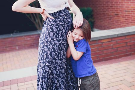 Fashion, lifestyle, and beauty blogger / blogger Jessica Linn from Linn Style wearing a Forever21 navy blue and white paisley sundress with a tied white t-shirt to show baby bump with Tory Burch sandals. Pregnancy Fashion Maternity