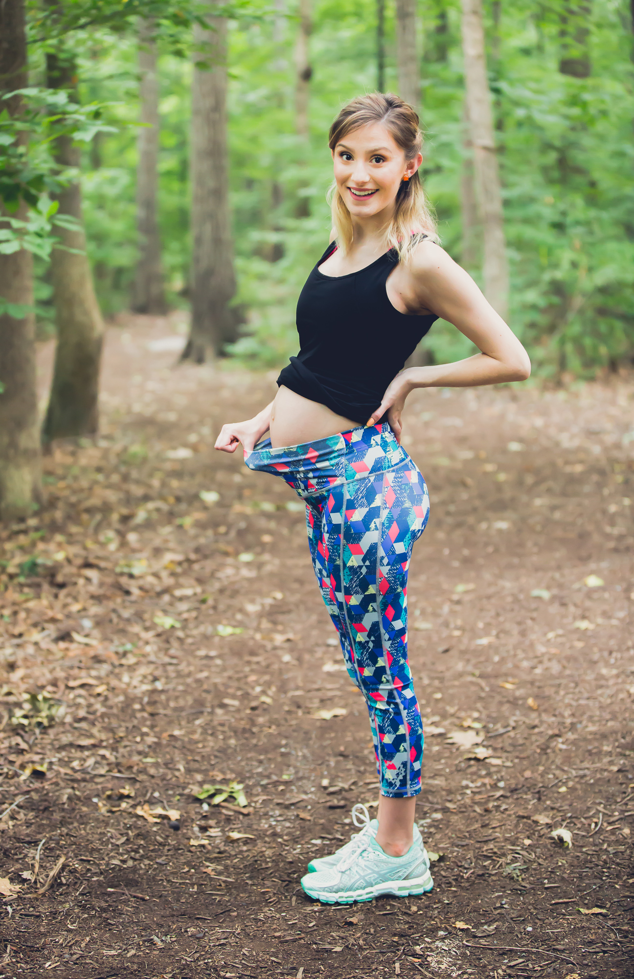 Lifestyle and fashion blogger Jessica Linn from Linn Style wearing athletic maternity wear from POP! Maternity a company from Australia. A geometric patterned capri yoga pants and a black singlet.