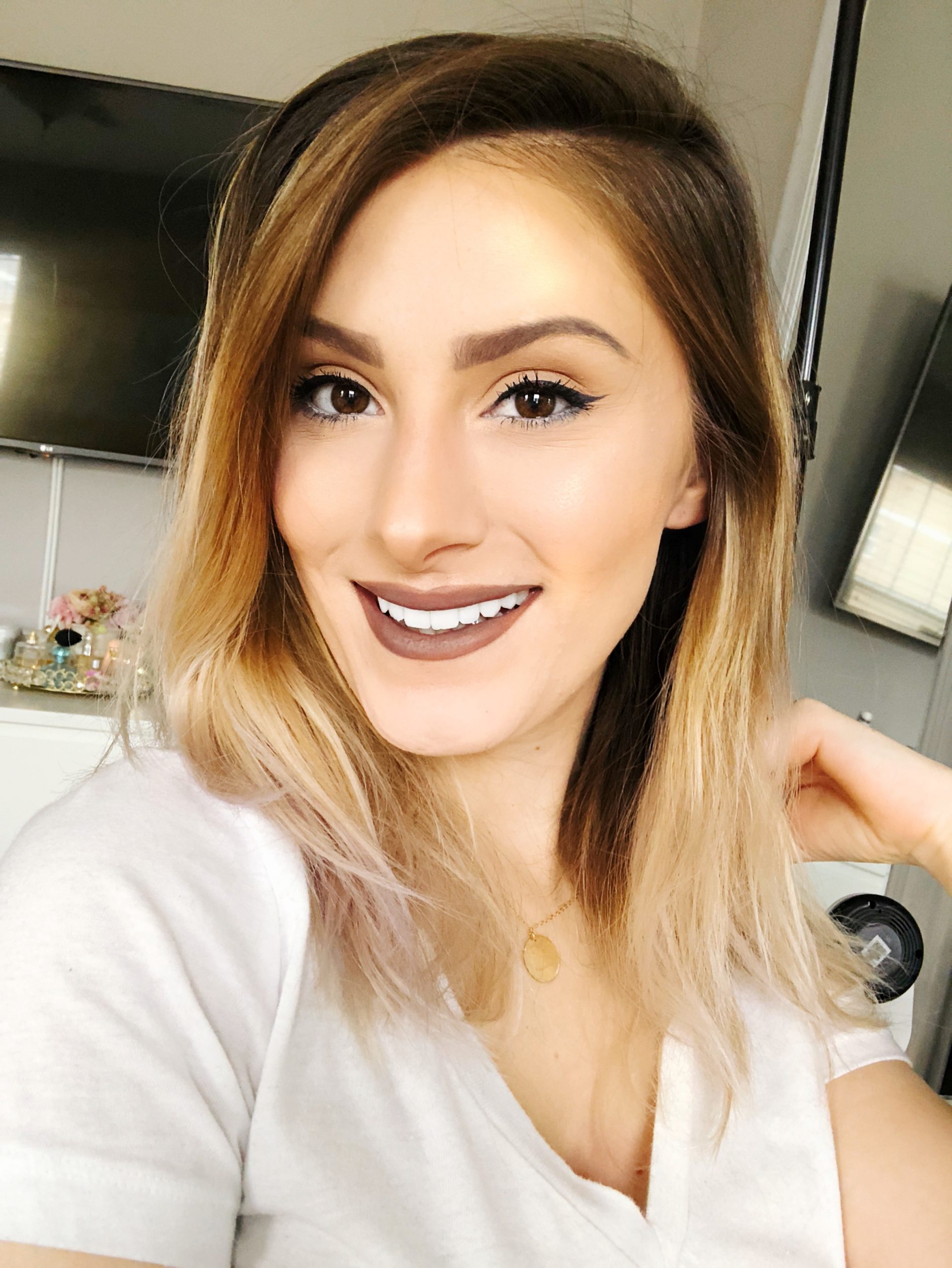 North Carolina fashion beauty and lifestyle blogger and vlogger Jessica Linn in a Youtube video review and demonstration of Carbon Coco The Ultimate Carbon Kit all natural organic activate charcoal teeth whitening