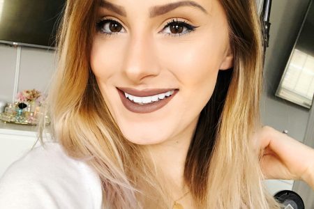 North Carolina fashion beauty and lifestyle blogger and vlogger Jessica Linn in a Youtube video review and demonstration of Carbon Coco The Ultimate Carbon Kit all natural organic activate charcoal teeth whitening