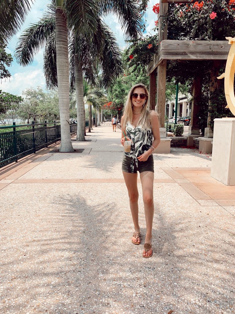 What To Wear on Summer Vacation to Jupiter Florida in June (For Women) by fashion blogger Jessica Linn.